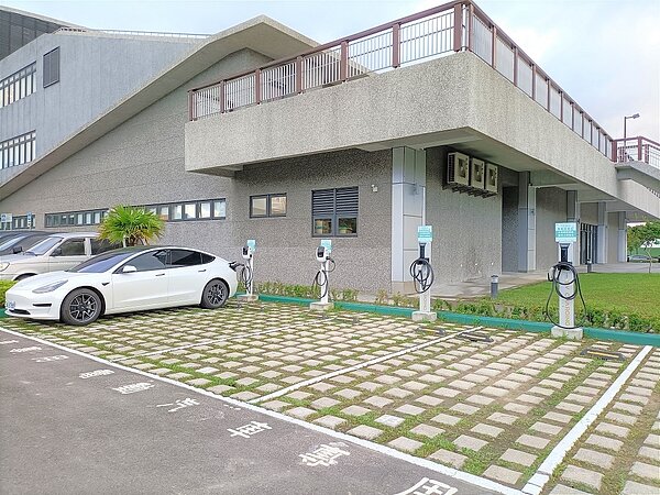 八里行政中心近期新增4座電動車充電樁,為市府推出淨零行動後第1個區公所完成充電樁設置。圖/新北市府提供