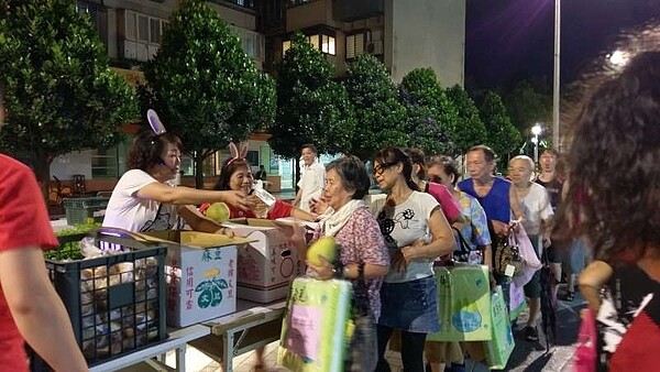 新和里的元宵節活動,發放燈籠、湯圓給里民。圖/取自台北市鄰里服務網