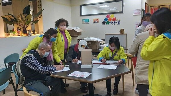 新和里年末舉辦的寒冬送暖聯合慈社會服務。圖/取自台北市鄰里服務網
