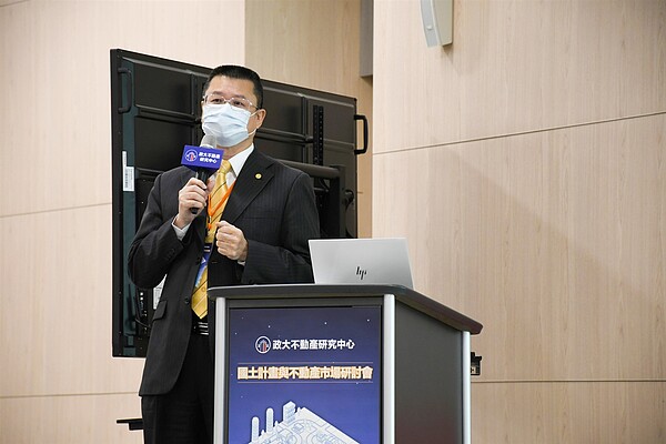 永慶房產集團業務總經理葉凌棋分享《國土計畫法》對不動產交易影響不大,但非都市土地未來可能因納入不同分區而有不同影響,值得觀察。圖/永慶房產集團提供