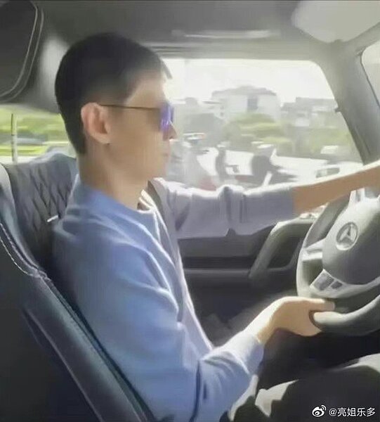 林志穎車禍後傷勢好轉,首開車出門。圖/摘自微博