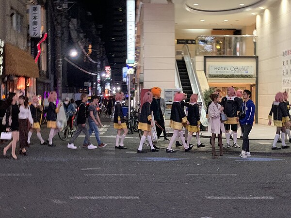 該店家會定期舉辦公益活動,此次由40位牛郎扮演安妮亞上街撿垃圾。圖擷自Twitter