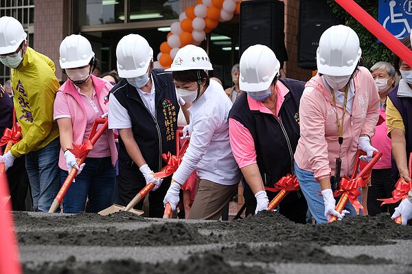 台中市神岡區庄後里市民活動中心增建工程24日開工，市長盧秀燕主持開工儀式。圖／台中市政府提供