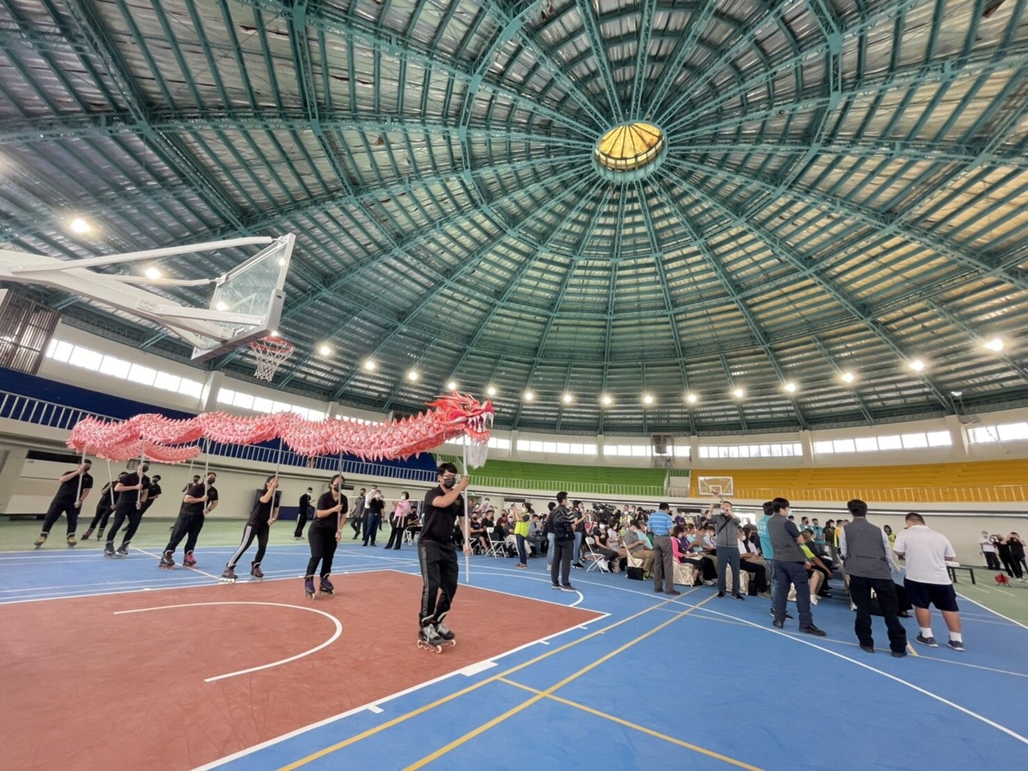 高雄市政府今年重新整修美濃國中體育館,委外經營作為美濃運動中心,今天開放使用。記者徐如宜/攝影