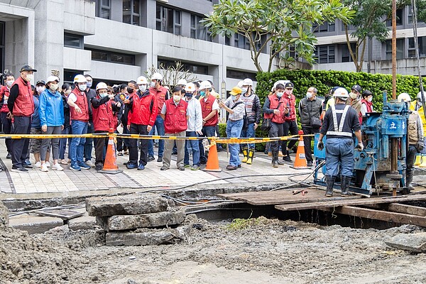 汐止區工建路137號道路下陷修復進度。圖／新北市政府提供
