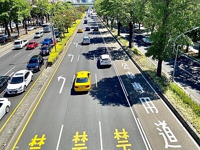 台中市府交通局在台灣大道導入智慧化動態號誌系統，增加車流順暢。圖／台中市交通局提供