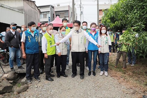 黃偉哲現勘視察「官田市道165線旁8M計畫道路開闢案」。圖/台南市政府提供