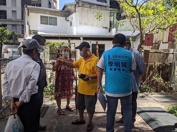 沈茂松里長解決里民對於淹水的疑慮。圖／取自「行善里辦公處」臉書