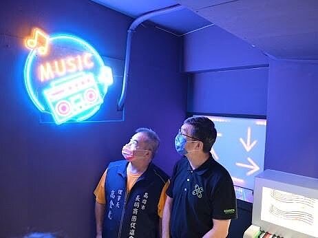 經發局副局長高鎮遠體驗絹印及音樂主題密室逃脫。圖／高雄市經發局提供