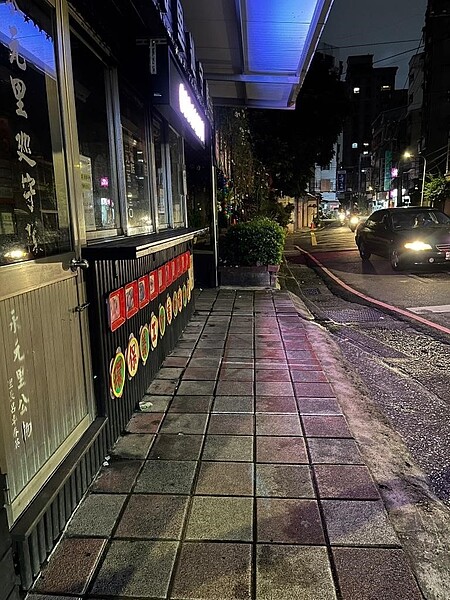 被整新過的廣場步道。圖/簡睿攝
