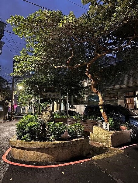 傍晚時分靜謐的芭樂樹公園。圖/簡睿攝
