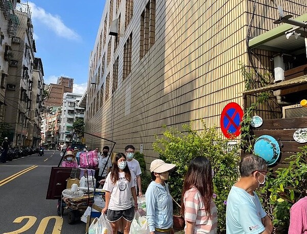 9/17早上8點多里民前往回收站回收。圖/簡睿攝
