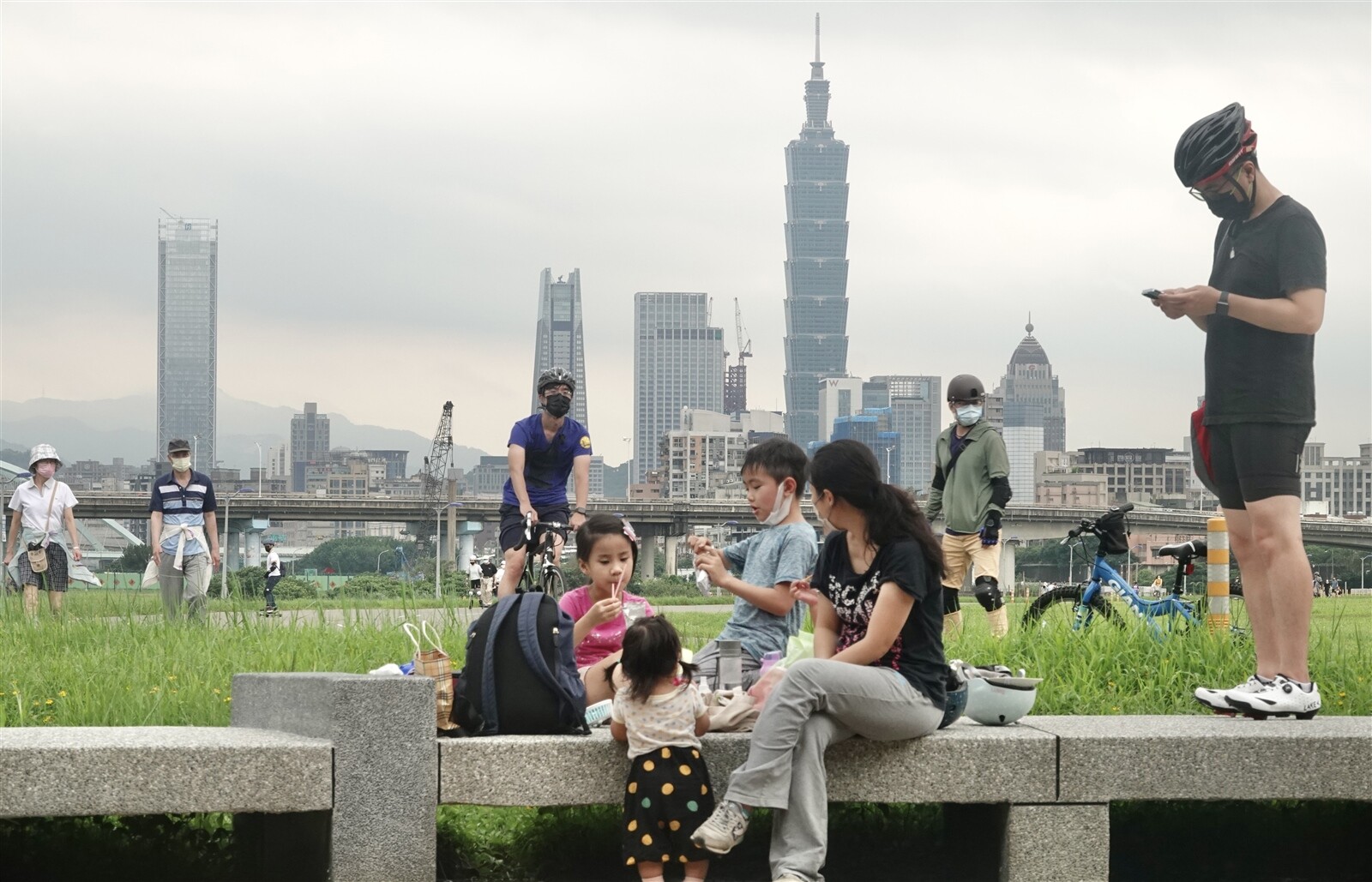 中央氣象局表示，明天東北季風影響，水氣偏少，各地為多雲到晴、陽光露臉的天氣，示意圖。報系資料照 