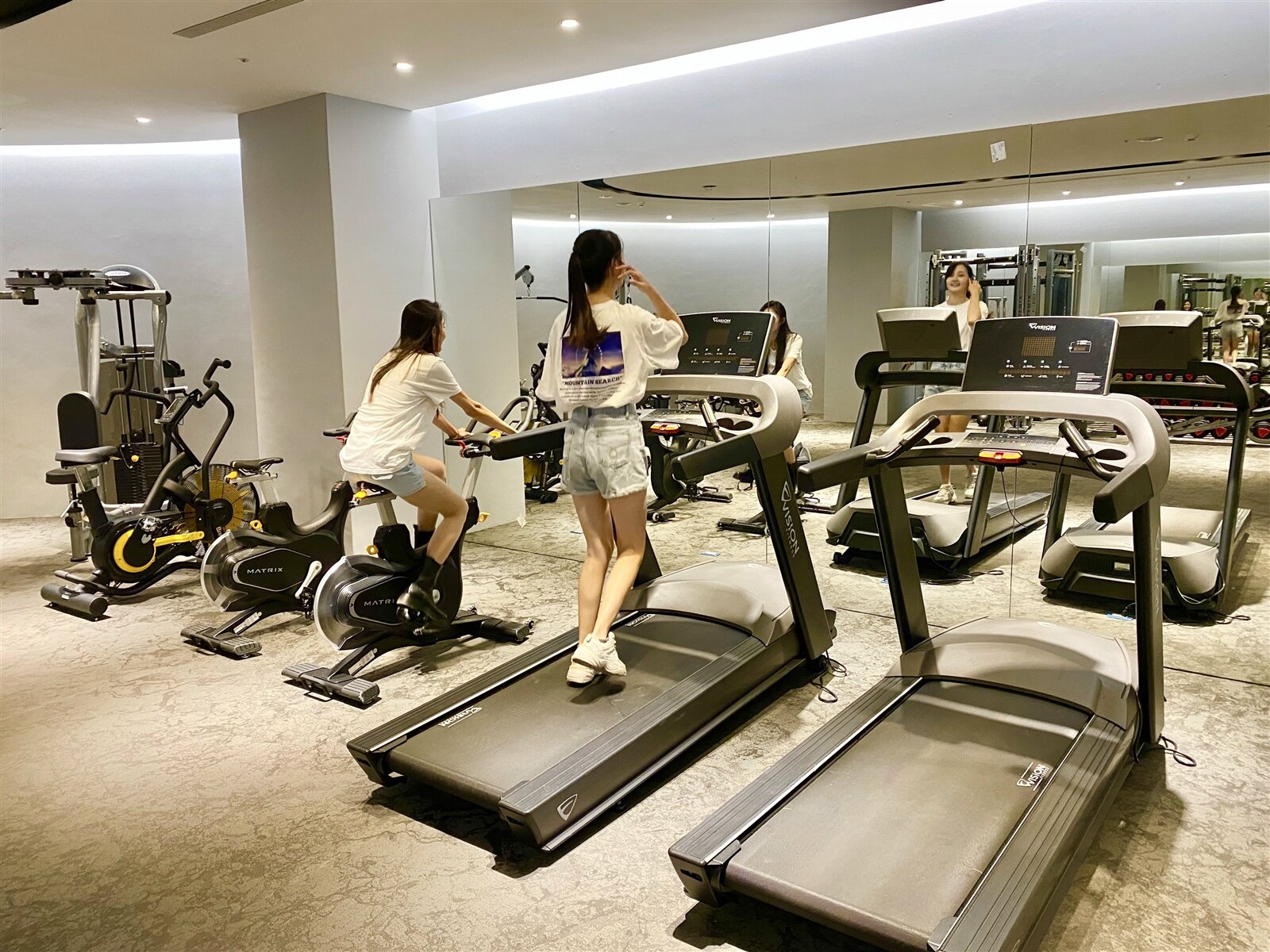 豪華健身中心、國際會議廳等,所使用的建材絲毫不遜於七期頂級商辦。記者宋健生/攝影