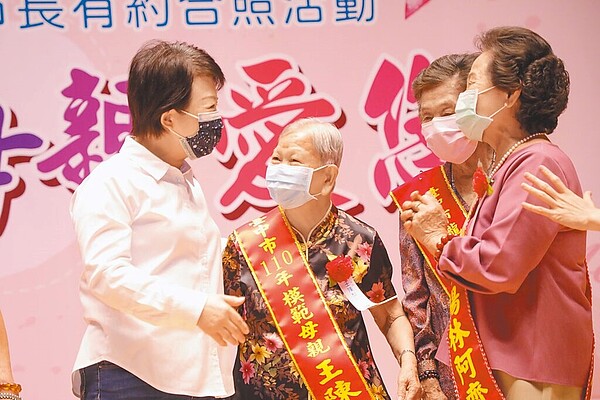 台中市長盧秀燕（左）競選時提出恢復老人健保補助，她就任後即兌現承諾。圖為市府表揚模範母親活動。（台中市政府提供／林欣儀台中傳真）