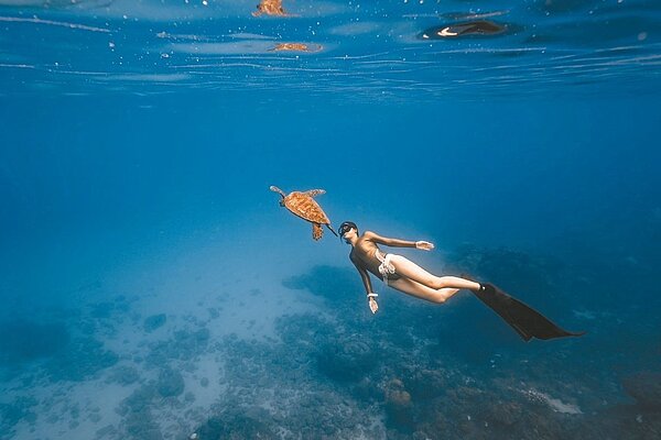 屏東縣小琉球是水域活動勝地,近年自由潛水相當熱門,深獲年輕族群喜愛。圖/台灣自由潛水發展協會提供