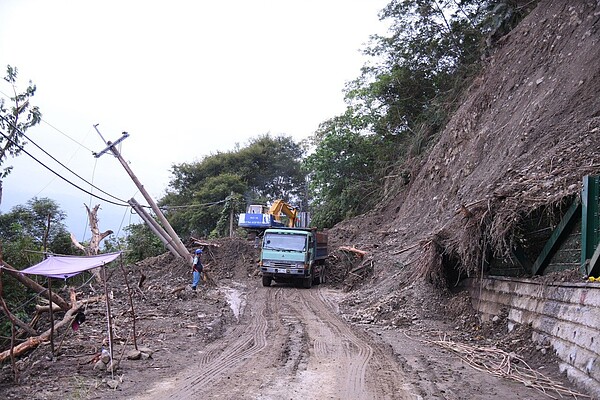 花蓮赤科山產業道路受地震、大雨影響坍方,震後1個多月仍無法搶通。圖/花蓮縣府提供