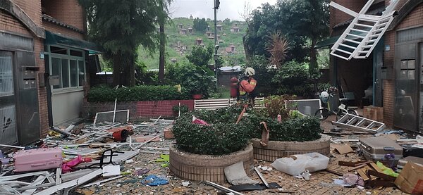 三峽前天民宅氣爆，現場滿目瘡痍（圖），還發現煙霧彈殘骸和長槍。記者林昭彰／翻攝