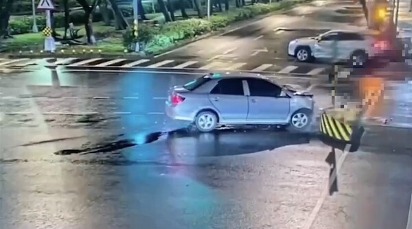 台北市大安區日前凌晨發生一起死亡車禍,起因於兩輛汽車發生碰撞,波及守法在待轉區停等的機車騎士,結果該騎士送醫後不治身亡。記者邱奕能/翻攝