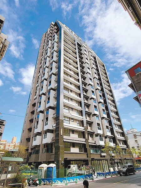 新北市中和區國光街上4層樓34戶老屋,採「簡易都更」方式重建,成為地上24層新大樓,預計年底完工,此為模擬圖。(新北市都更處提供/李奇叡新北傳真)