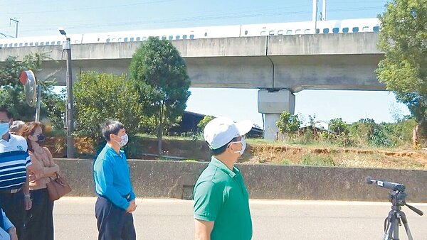 台中市議員吳敏濟(右)24日邀環保局與高鐵公司,一起到外埔六分里水頭路現場會勘並檢測高鐵行經時的噪音。(市議員吳敏濟提供/陳世宗台中傳真)