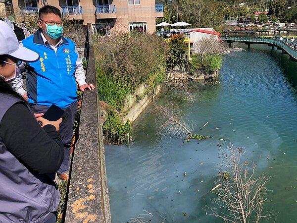 日月潭遭廢水汙染狀況頻傳,南投縣環保局新訂「南投縣廢汙水排入日月潭水庫加嚴放流水標準」,將從嚴取締開罰。圖/南投縣政府提供