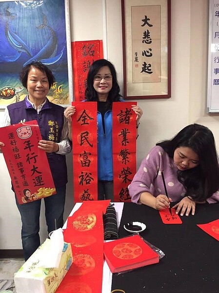 臺北市松山區東榮里贈送春聯迎新春。圖／取自「鄭玉梅」臉書
