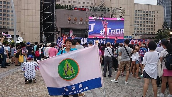 臺北市松山區東榮里元為世大運加油打氣。圖／取自「鄭玉梅」臉書
