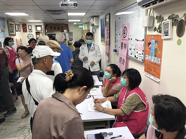 臺北市松山區東榮里元疫苗施打。圖／取自「鄭玉梅」臉書
