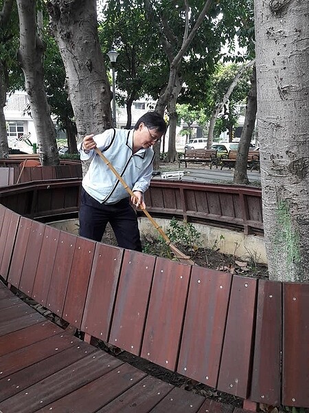 臺北市松山區安平里温滿里長親力親為。圖／取自「安平里辦公處」臉書
