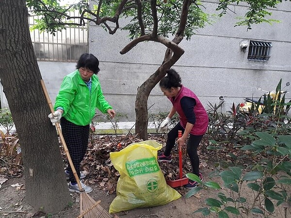 臺北市松山區安平里志工清掃。圖/取自「安平里辦公處」臉書