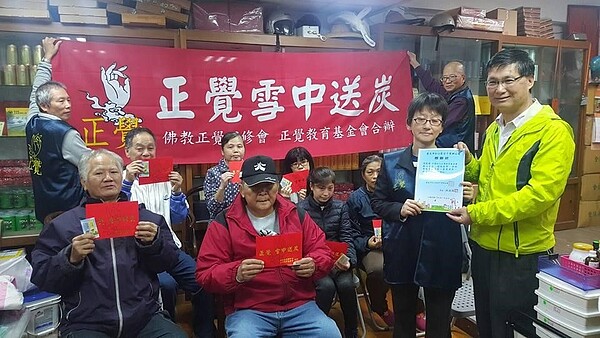 臺北市松山區安平里洪温滿里長雪中送炭。圖／取自「洪温滿」臉書
