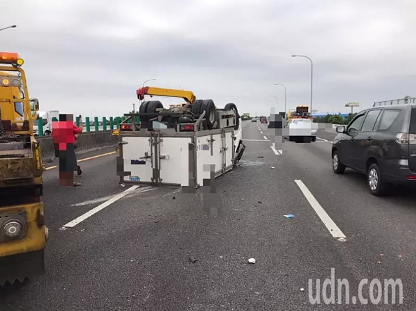 一輛準備前往南科,疑載有貴重晶片的貨車在高速公路翻覆。記者蔡維斌/翻攝