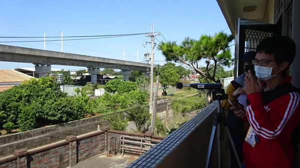 台中市議員吳敏濟昨天和環保局與高鐵公司,到外埔六分里水頭路現場會勘並當場檢測噪音。圖/市議員吳敏濟提供