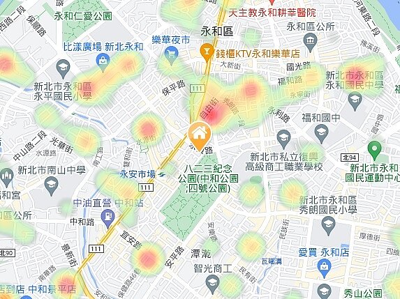永慶房仲網展現科技房仲實力,整合房市大數據,只要輸入地址,就能馬上顯示區域的買家熱搜指數。還能一鍵查詢半年內同路段的所有實價登錄、近一年成交趨勢、周邊地段的熱搜指數,以及附近出售物件統計。圖/永慶房產集團提供