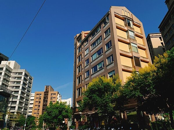 為保障個人買賣流程交易安全及售屋隱私，使市場上房屋自售比例向來偏低，永慶房產達人提供2招小撇步，幫助售屋新手篩選出專業房仲，順利成交不受騙。圖／永慶房產集團提供