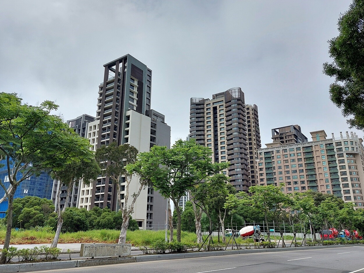 說好的房價下跌?六都17區漲破2成 投資潮快閃將現原形 房市價格下修情勢越來越明顯?專家指明年開始住宅新增供給量會更大,若房市持續疲弱,預估明年上半年價格鬆動會更明顯。圖/好房網News記者林和謙/攝