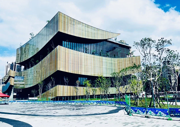 桃園市新總圖今年10月將試營運,可串連藝文特展演、商業、文化與休閒等功能。圖/台灣房屋提供