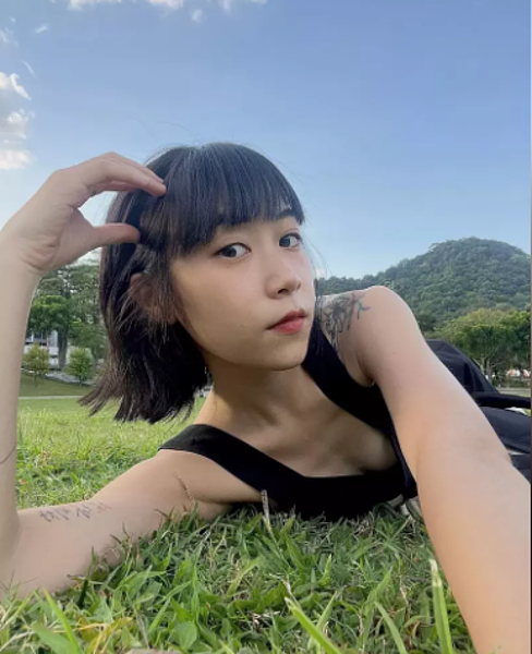 極簡YouTuber「NanaQ」稱自己收入變多後反而不再給父母孝親費,掀起網友討論。 圖擷自NanaQ 臉書