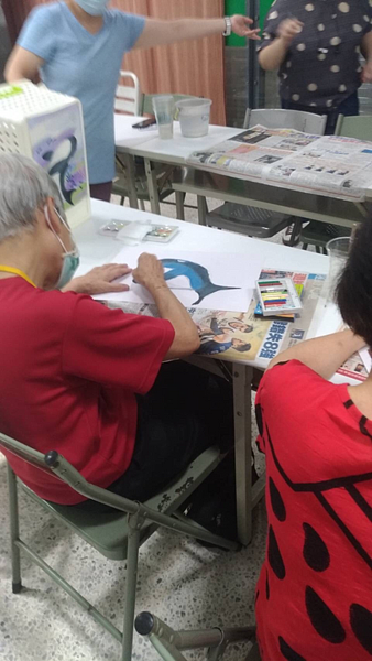 長輩們認真畫圖模樣。圖／孫積德里長提供