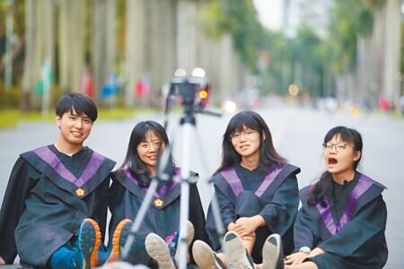 台大、清大等頂尖大學的理工學系紛紛不採國文科,只看英文、數學A及自然等3科,圖為台大畢業生在椰林大道合影。(陳怡誠攝)