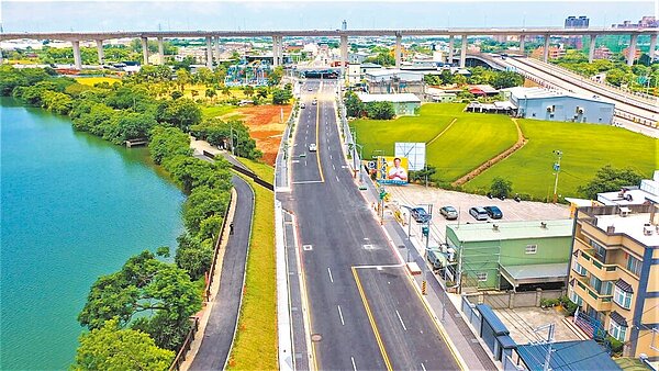 桃園市蘆竹區「蘆興南路道路拓寬工程」將原先既有的10米雙向2線道拓寬為20米雙向4線道,25日舉行通車典禮。圖為改善後的空拍圖。(桃園市政府提供/陳夢茹桃園傳真)