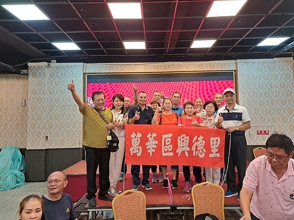 里長與里民感情融洽。圖/取自「興德里 吳政侑里長」臉書專頁