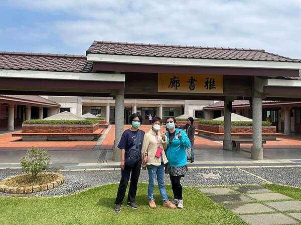 里民享受睦鄰活動。圖／取自「洪秀枝」臉書專頁