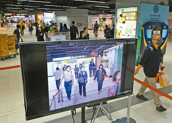 11月7日起,大眾運輸不再強制量測體溫,但醫院、長照機構仍禁止發燒者陪病、探病。記者潘俊宏/攝影