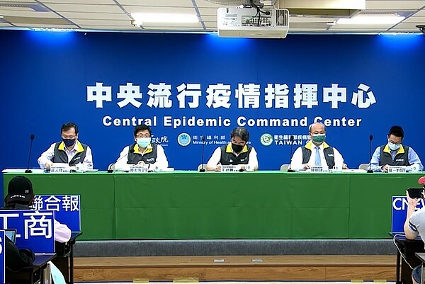 中央流行疫情指揮中心今(26)日公布國內新增40,317例COVID-19確定病例,分別為40,261例本土個案及56例境外移入;另確診個案中新增52例死亡。圖/疾管署直播