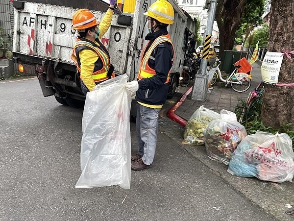 臺北市中正區永功里志工認真的身影。圖／取自「臺北市鄰里服務網」