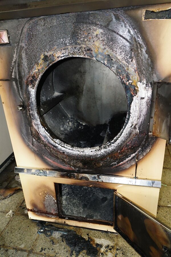 日前嘉義市區一家自助洗衣店發生火警，火災的源頭就是烘衣機。圖／消防局提供