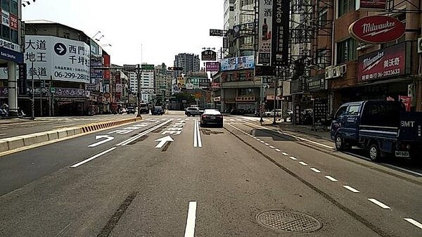 台南市政府交通局以偏心式設計增設左轉專用道,搭配左轉專用時相,期能改善西門路左轉待轉壅塞問題。圖/台南市政府提供