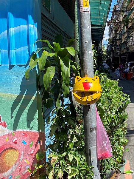 可愛藝術風的狗便袋。圖／廖詠琦攝

